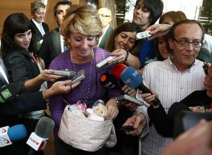 La presidenta de la Comunidad de Madrid, Esperanza Aguirre, posa con la canastilla presuntamente regalada por los periodistas que cubran la Asamblea de Madrid.