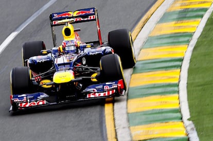 El piloto australiano de Fórmula Uno Mark Webber, de Red Bull, conduce su monoplaza.