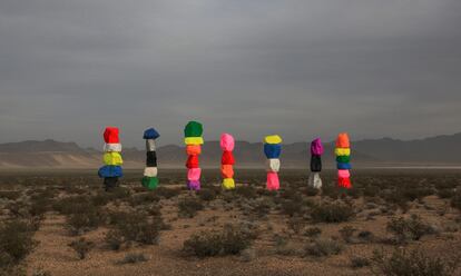 'Seven Magic Mountains', una instalación monumental de piedras de Ugo Rondinone en pleno desierto en Las Vegas.