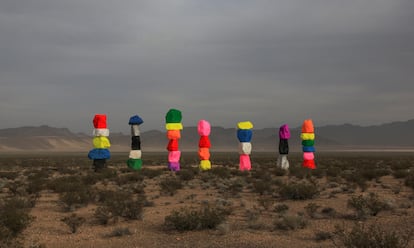 'Seven Magic Mountains', una instalación monumental de piedras de Ugo Rondinone en pleno desierto en Las Vegas.