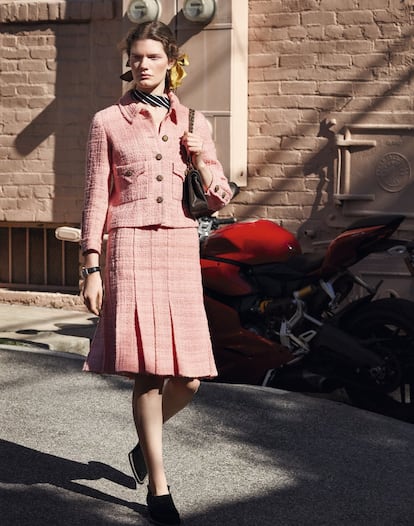 Conjunto de chaqueta y falda en tweed de lino de seda de Chanel (Decades), bodysuit asimétrico de Norma Kamali (Scout), botas de ante de Cesare Paciotti (Squaresville), bolso de Chanel y reloj de Franck Muller de los años ochenta (del estilista). Máscara de pestañas Volume Effet Faux Cils, de Yves Saint Laurent.