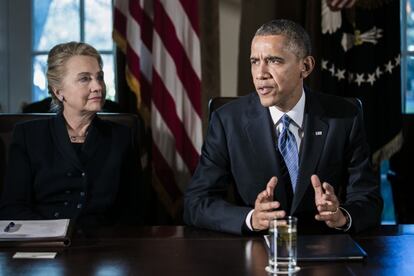 Hillary Clinton y Barack Obama en un consejo de ministros.