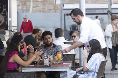Un grupo de clientes en la terraza de un bar de Sevilla.