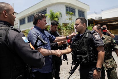 Jair Bolsonaro cumprimenta policial militar do Rio de Janeiro após votar, em novembro de 2020.