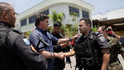 Jair Bolsonaro cumprimenta policial militar do Rio de Janeiro após votar, em novembro de 2020.
