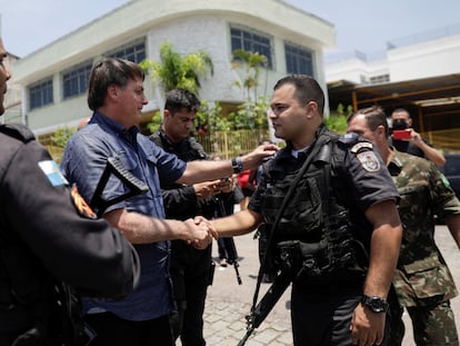 Jair Bolsonaro cumprimenta policial militar do Rio de Janeiro após votar, em novembro de 2020.