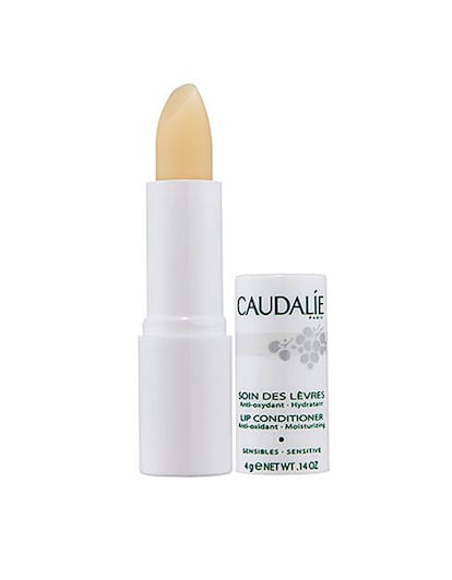 Estamos ante uno de los bestsellers de la cosmética francesa. Se trata del reparador de labios de Caudalie, que protege, suaviza e hidrata. Es perfecto como base de color. (9 euros).