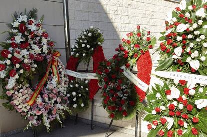 Coronas de flores en el funeral por Rita Barberá