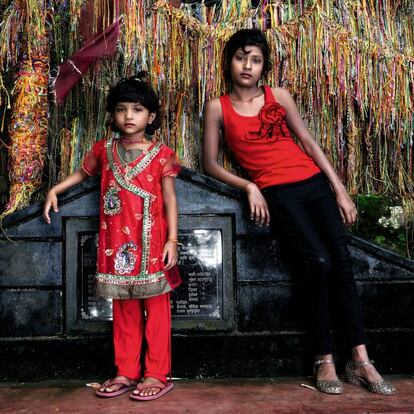 Santoshi hoy (derecha), a los 14 años, y su hermana Rupa, de nueve. Santoshi a veces trabaja también en tiendas, hoteles o de asistenta. No puede ir a la escuela. 15 millones y medio de niños en el mundo de entre 5 y 17 años son trabajadores domésticos, de los que el 72% son niñas.
