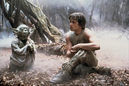 ¿Diseñaría Kanye West su segunda colección para Yeezy después de ver las secuencias de Dagobah en El imperio contraataca? Los looks monocromáticos en tonos neutros y aires deportivos propuestos por el rapero bien podrían beber de los del personaje. Demna Gvasalia (Vetements), Kate y Laura Mulleavy (Rodarte) o Nicolas Ghesquière (Balenciaga) son algunos de los muchos diseñadores que han lanzado colecciones inspiradas en la saga.