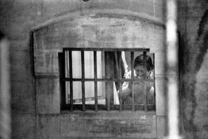 Javier de la Rosa es menja un entrepà a la cel·la de la presó Model el 1994.