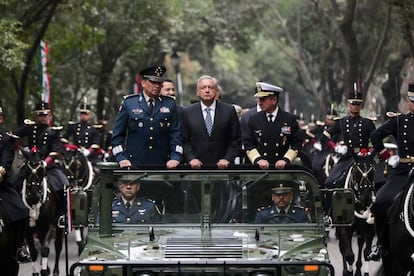 Andrés Manuel López Obrador, acompañado por el titular de la Sedena y la Marina.