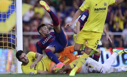 Neymar cae, en un ataque del Barça.