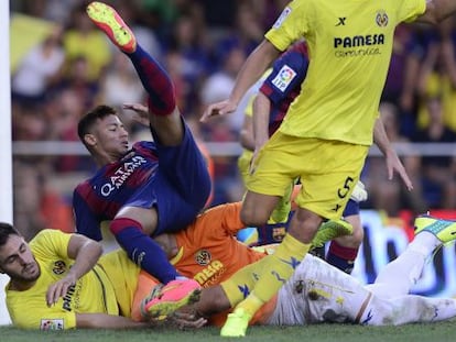 Neymar cae, en un ataque del Barça.