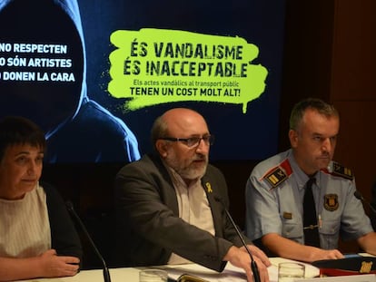 Rosa Alarcón (AMB), Pere Torres (ATM), i el comissari dels Mossos d'Esquadra, Josep Codina, presenten la nova campanya contra el vandalisme.