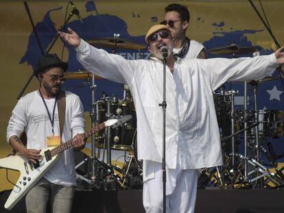 El cantante Miguel Bosé durante su actuación en el concierto 'Venezuela Aid Live'.