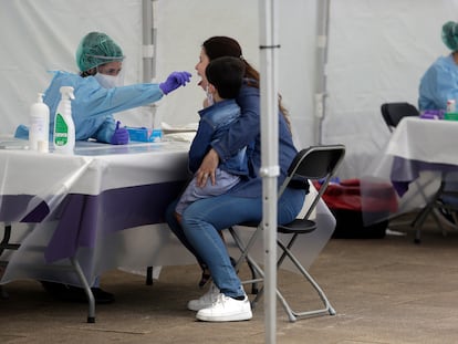 Una mujer pasa la prueba de detección del coronavirus.