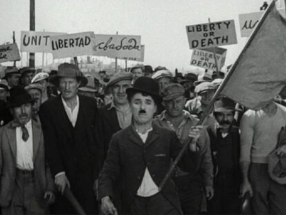 Un momento de 'Tiempos modernos', con Charles Chaplin en primer plano.