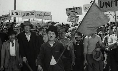 Un momento de 'Tiempos modernos', con Charles Chaplin en primer plano.