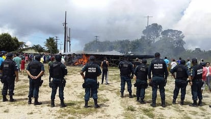 Policías brasileños vigilan la zona de Paracaima para evitar más incidentes contra inmigrantes venezolanos.