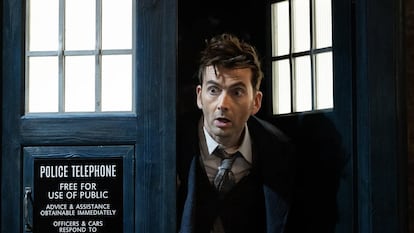 David Tennant en una de las míticas cabinas de policía de 'Doctor Who'. Es el decimocuarto actor que interpreta al personaje y el más querido por el público.