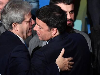 El candidato a primer ministro del PD, Matteo Renzi (dcha), saluda al primer ministro italiano Paolo Gentiloni, durante un acto electoral celebrado este martes en Roma.