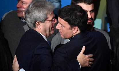 El candidato a primer ministro del PD, Matteo Renzi (dcha), saluda al primer ministro italiano Paolo Gentiloni, durante un acto electoral celebrado este martes en Roma.