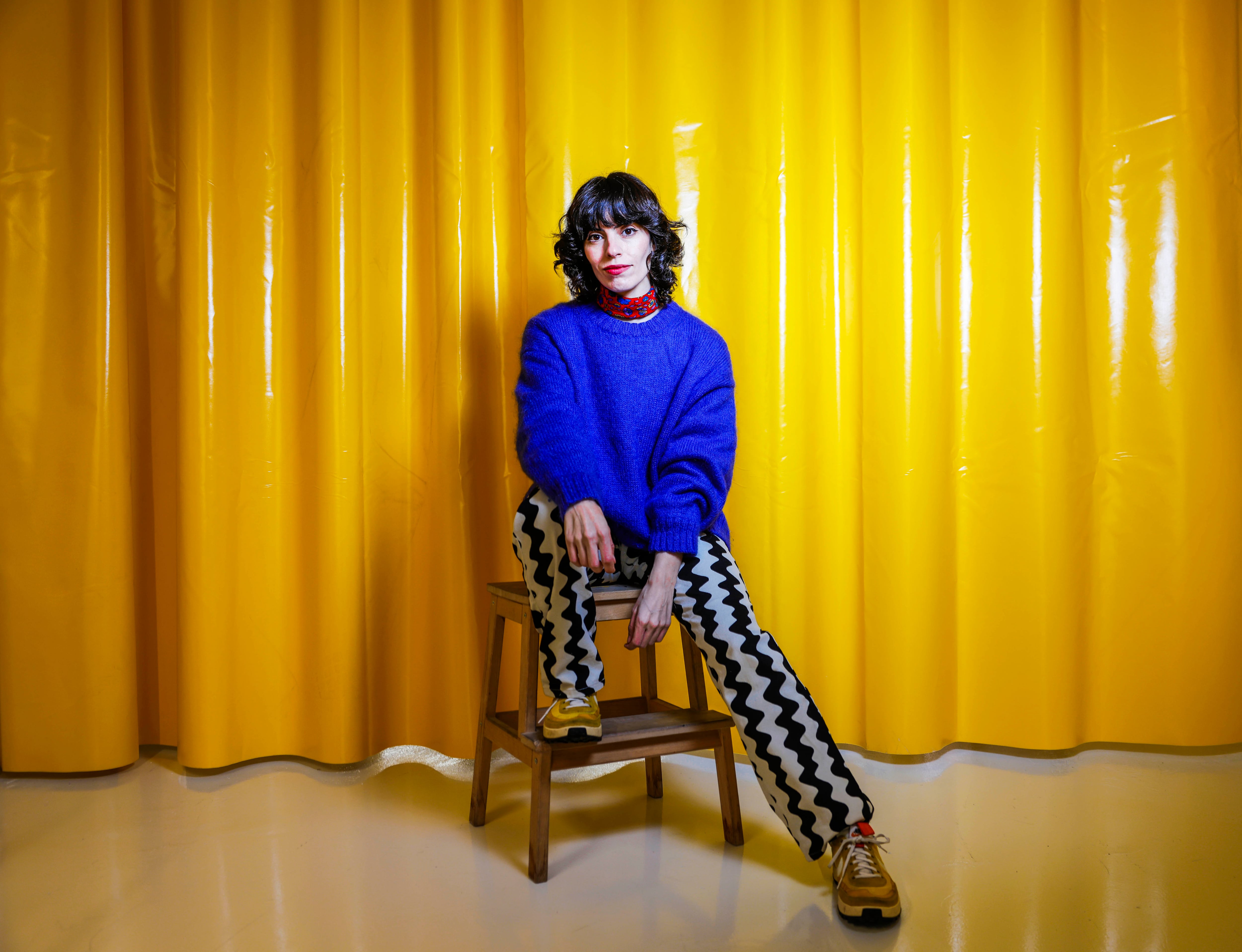 La ilustradora Coco Dávez en su estudio.