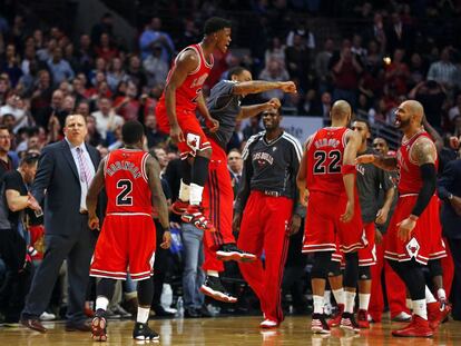 Los jugadores de los Bulls celebran la victoria ante Miami que rompe la racha de 27 victorias seguidas de los Heat.