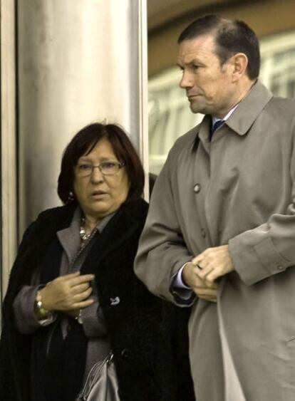 Begoña Rebuelta y Juan José Ibarretxe, en una concentración de repulsa a ETA en diciembre de 2007.