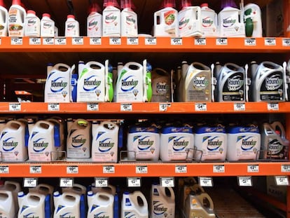 Botes de Roundup en un supermercado de California. 