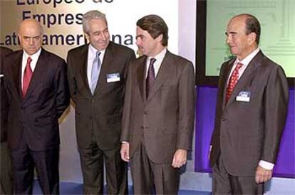 Francisco González, presidente del BBV, Antonio Zoido, de la Bolsa de Madrid, y Emilio Botín, del SCH, flanquean a José María Aznar.