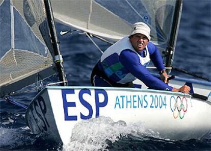 Rafael Trujillo, en clase Finn, y Natalia Vía Dufresne junto a Sandra Azón, en la clase 470 femenino, consiguen sendas medallas en vela.