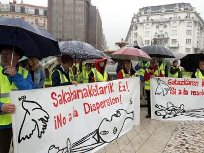 Concentración a favor de los presos de ETA ante la subdelegación del Gobierno en Bilbao.