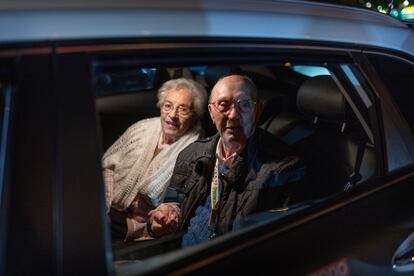 Manuel y Milagros, durante la decimonovena edición del ‘Paseo de la Ilusión’ en la que 122 taxistas han mostrado el alumbrado navideño de Córdoba a 500 usuarios de residencias y centros de mayores de la ciudad.
