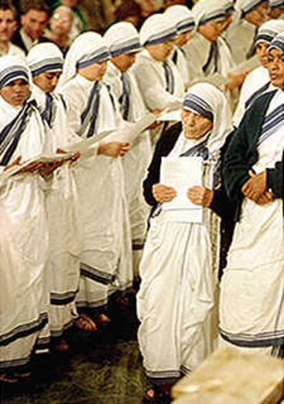 La orden de las Misioneras de la Caridad fue fundada en 1950 por la Madre Teresa de Calcuta. Cuenta en la actualidad con unas 3.600 Hermanas y aproximadamente 560 casas para los más desfavorecidos en 120 países. La Congregación, que estaba formada en un principio por 11 religiosas, ha crecido y se ha extendido muy rápidamente, ayudando a los más pobres entre los pobres.