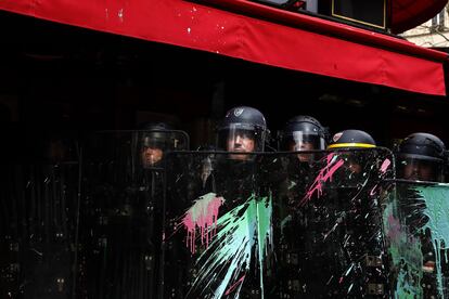 Policías antidisturbios protegen La Rotonde, el pasado jueves, en París.