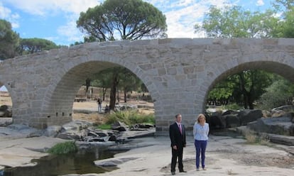 El puente Mocha tras su restauraci&oacute;n, inaugurado ayer por la Consejera de Cultura, Ana Isabel Mari&ntilde;o, y el alcalde de Valdemaqueda.