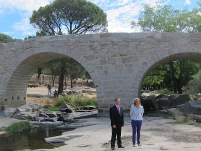 El puente Mocha tras su restauraci&oacute;n, inaugurado ayer por la Consejera de Cultura, Ana Isabel Mari&ntilde;o, y el alcalde de Valdemaqueda.