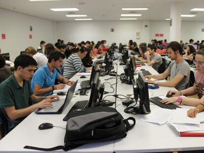 Alumnos de la Universidad de Alicante estudian en una de sus bibliotecas.