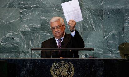 El presidente palestino, Mahmoud Abbas, blande una copia de la solicitud de ingreso de Palestina en la ONU durante su discurso ante la 66 Asamblea General de las Naciones Unidas.