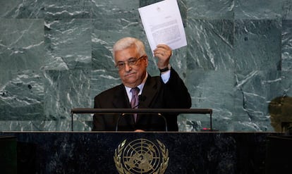 El presidente palestino, Mahmoud Abbas, blande una copia de la solicitud de ingreso de Palestina en la ONU durante su discurso ante la 66 Asamblea General de las Naciones Unidas.