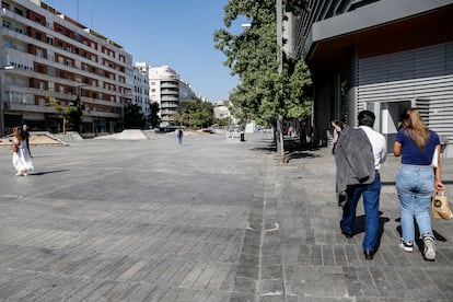 La explanada de la plaza de Felipe II, en el barrio de Goya, este jueves. 