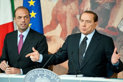 Silvio Berlusconi, ayer, junto al ministro de Justicia, Angelino Alfano, en Roma.
