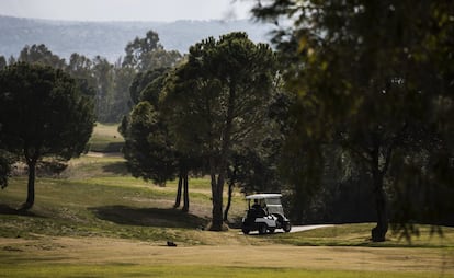 El campo de golf de 18 hoyos, situado en el centro de la isla del pantano de Valdeca?as, y a pie del hotel de cuatro estrellas donde se suelen hospedar los aficionados a este deporte.