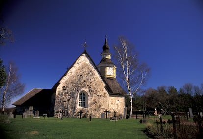 La iglesia de Santa Ana en Kumlinge, una pequeña isla a dos horas y media por carretera (travesía en ferri incluida) de Fasta Aland, es uno de los rincones más visitados del archipiélago. 
