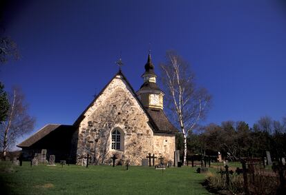 La iglesia de Santa Ana en Kumlinge, una pequeña isla a dos horas y media por carretera (travesía en ferri incluida) de Fasta Aland, es uno de los rincones más visitados del archipiélago. 