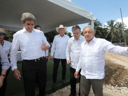 El presidente Andrés Manuel López Obrador junto al enviado especial de EE UU para el clima, John Kerry