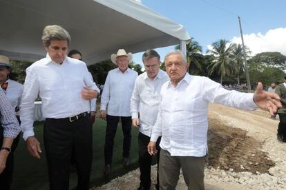 El presidente Andrés Manuel López Obrador junto al enviado especial de EE UU para el clima, John Kerry