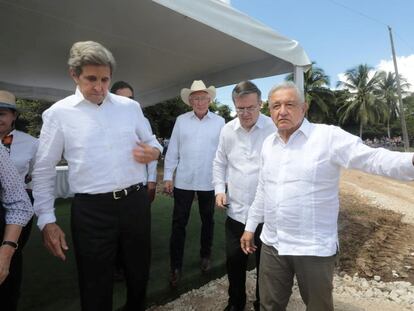 John Kerry, a la izquierda, con Andrés Manuel López Obrador durante una visita a Palenque el pasado octubre.